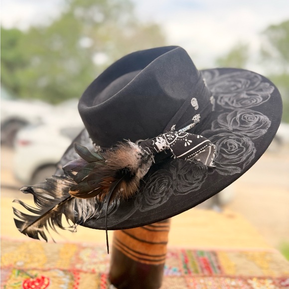 Black Skull and Roses Women\'s Hat, hand burned